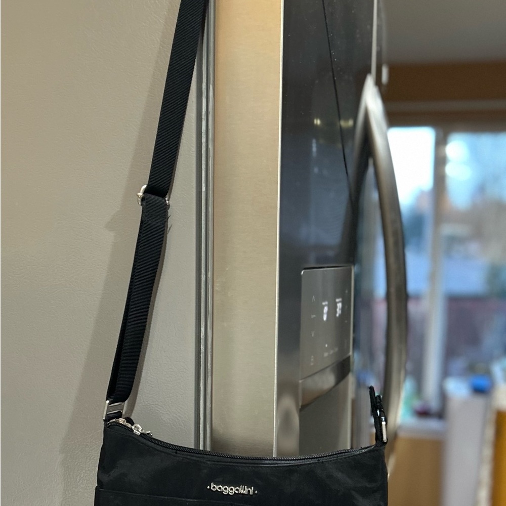Baggallini Janet Rfrid crossbody bag - Picture 2 of 11